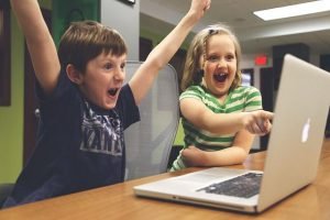 cargar videos youtube, niños felices viendo un video